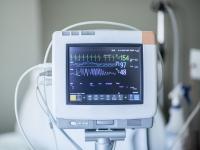 Apparat på hospitalsstue, der måler blodtryk m.m.