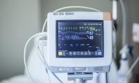 Apparat på hospitalsstue, der måler blodtryk m.m.